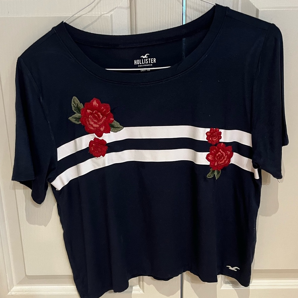 Cropped T Shirt Hollister size M. lightly worn